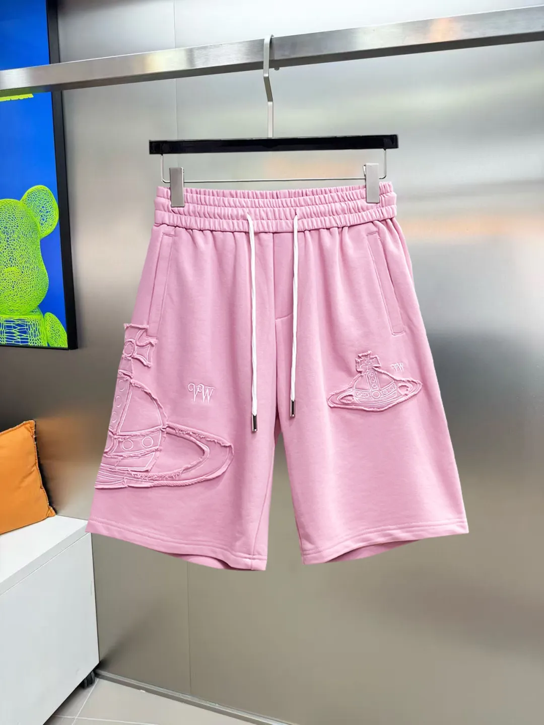 The Queen Mother's three-standard complete 2026 summer New Arrival men's casual shorts, advanced custom-made fabric Breathable fabric, Breathable elasticity and comfort, impeccable details, top-grade accessories, original logo design concept, delicate and soft feel! The upper body fit is awesome! Size: M-XXXL Please state your height and weight when ordering